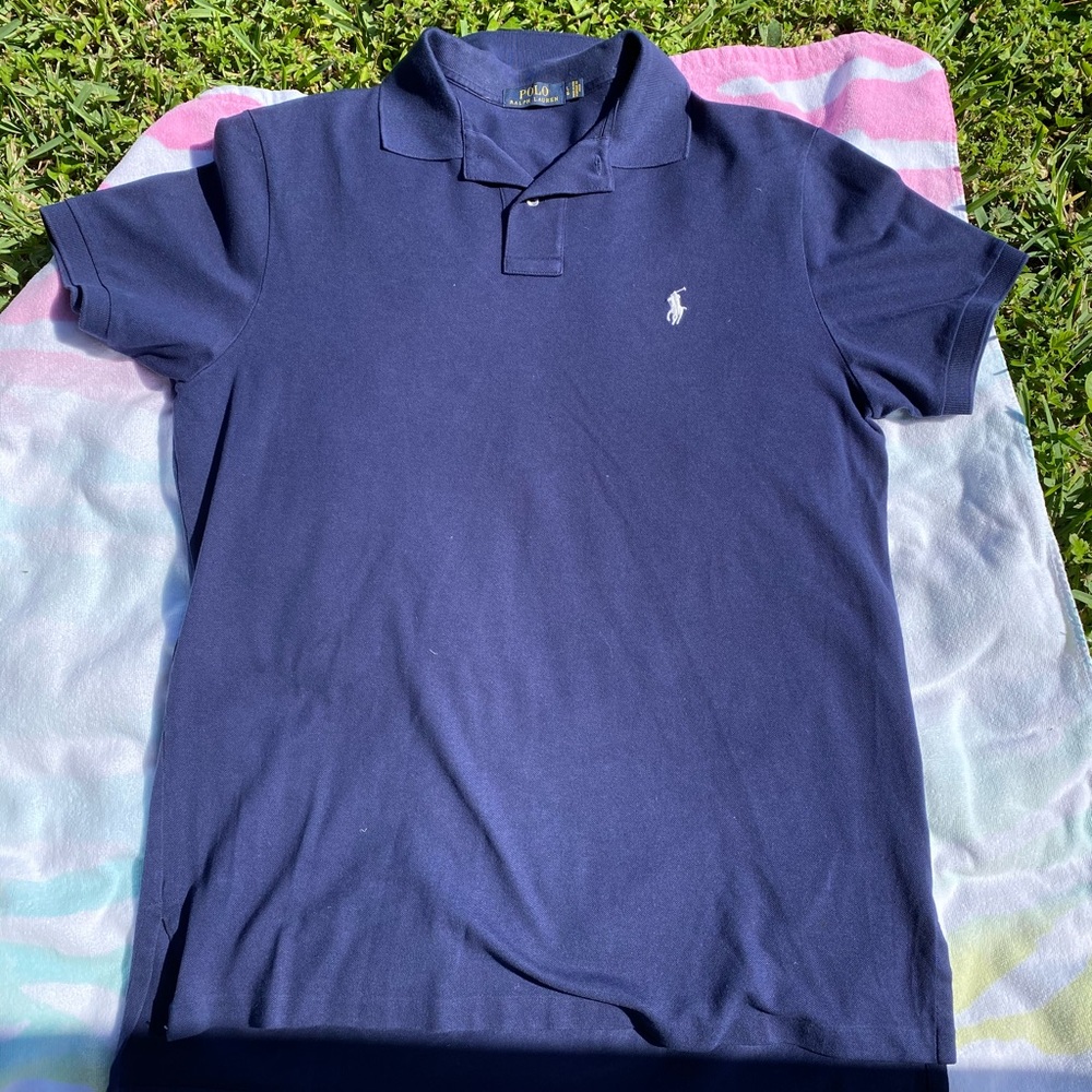 Short collared polo shirt
